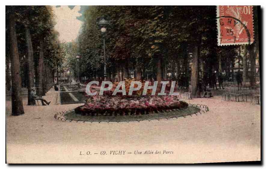 CPA Vichy Une Allee des Parcs