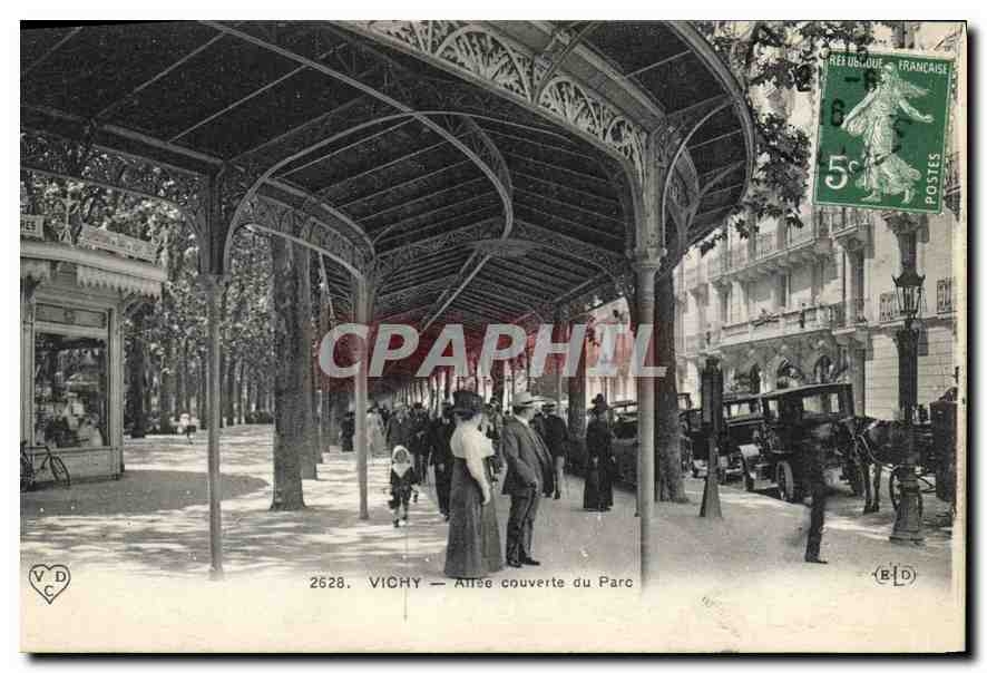 CPA Vichy Allee Couverte du Parc