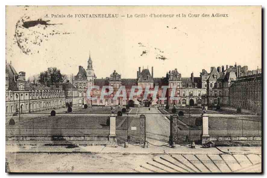 CPA Palais de Fontainebleau La Grille d'honneur et la Cour des Adieux