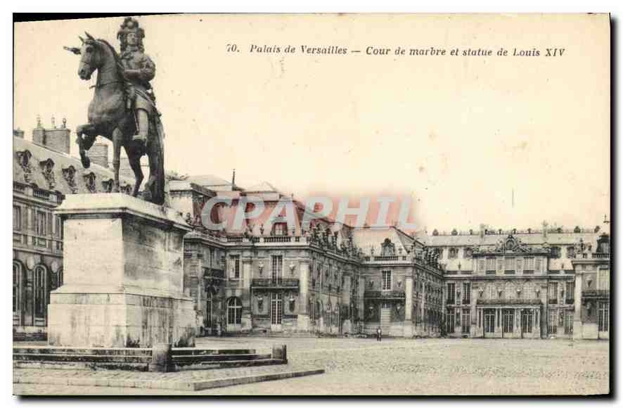 CPA Palais de Versailles Cour de marbre et statue de Louis XIV 
