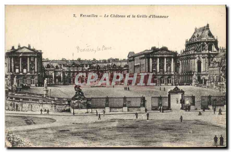 CPA Versailles Le Chateau et la Grile d'Honneur 