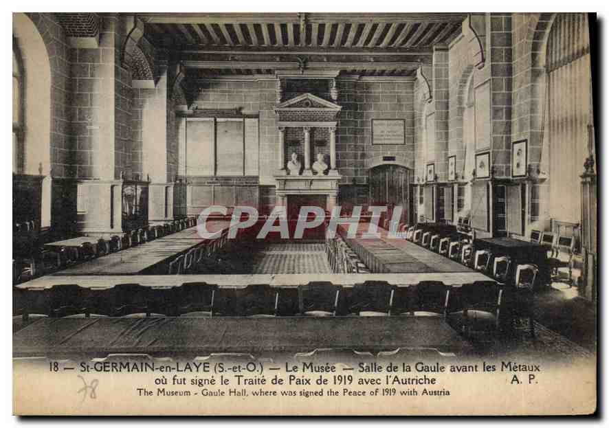 CPA St Germain en Laye S et O Le Musee Salle de a Gaule avant les Metaux