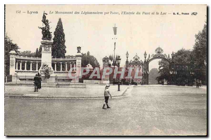 CPA Lyon Le Monument des Legionnaires par Pagny l'Entree du Parc et le Lac 