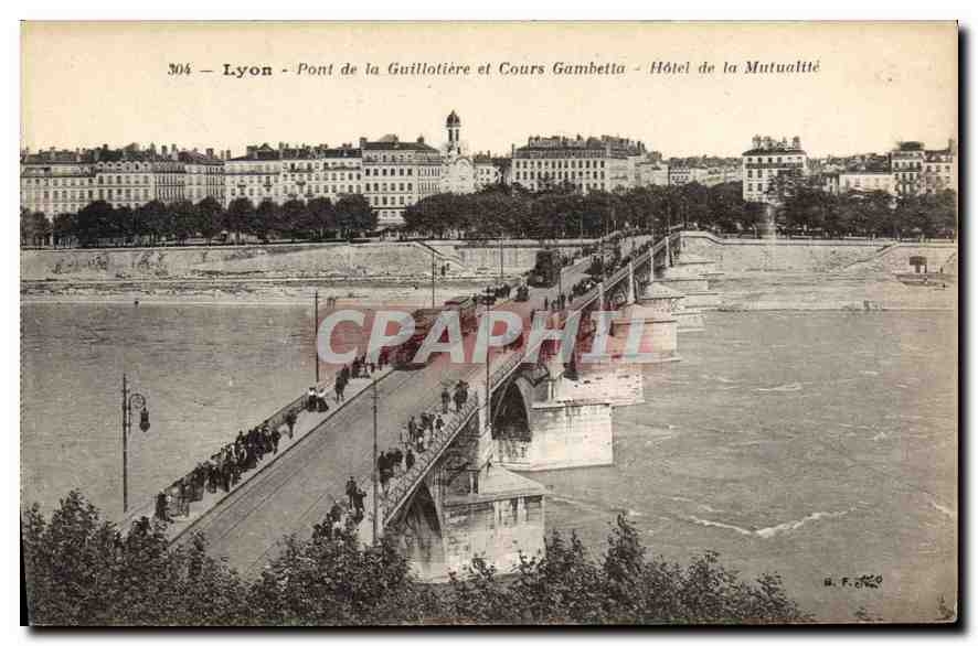 CPA Lyon Pont de la Guillotiere et Cours Gambetta Hotel de la Mutualite Tramway