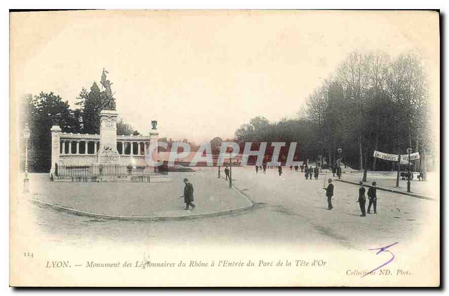 CPA Lyon Monument des Legionnaires du Rhone a l'Entree du Parc de la Tete d'Or Les courses du velodr
