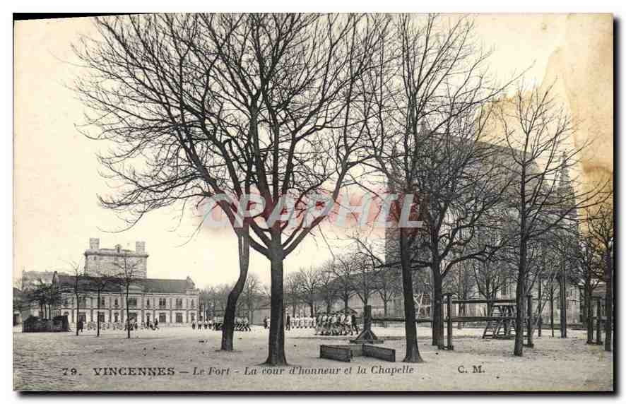 CPA Vincennes Le Fort La cour d'honneur et la Chapelle