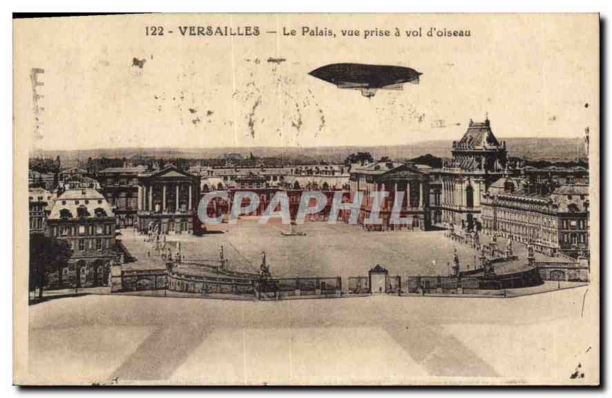 CPA Versailles Le Palais Vue prise a vol d'oiseau Zeppelin Dirigeable