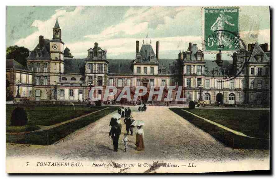 CPA Fontainebleau Facade du Palais sur la Cour des Adieux