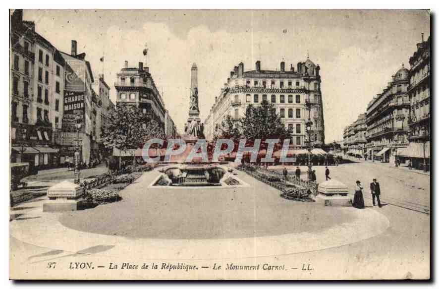 CPA Lyon La Place de la Republique le Monument Carnot