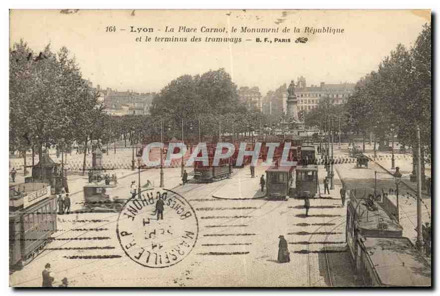 CPA Lyon La Place Carnot Monument de la Republique et le Terminus des tramways
