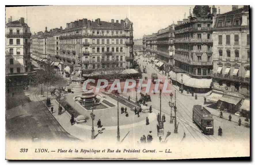 CPA Lyon Place de la Republique et rue du President Carnot