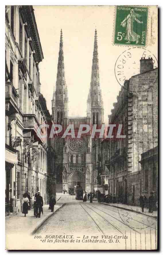 CPA Bordeaux La rue Vital Carles et les fleches de la cathedrale