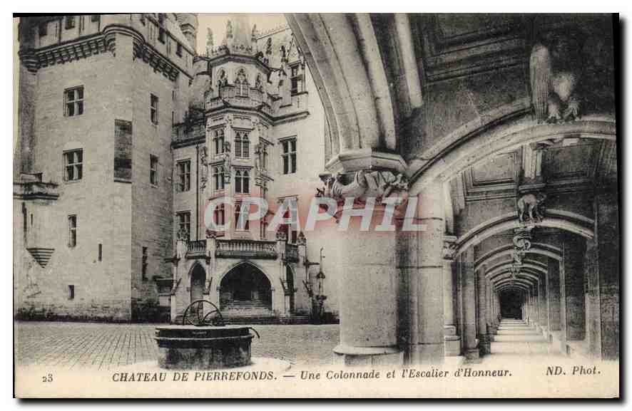 CPA Chateau de Pierrefonds Une Colonnade et l'Escalier d'Honneur