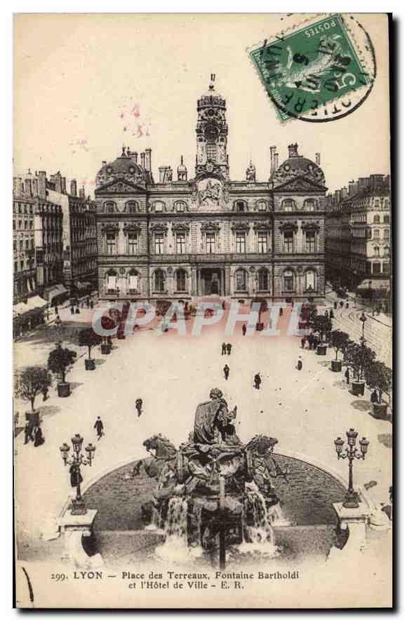 CPA Lyon Place des Terreaux Fontaine Bartholdi