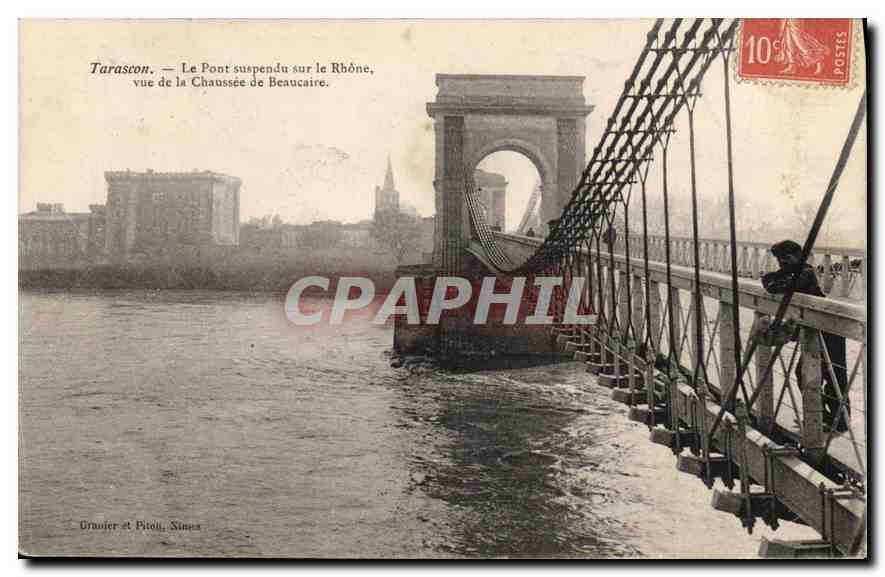 CPA Tarascon Le Pont Suspendu sur le Rhone vue de la Chaussee de Beaucaire