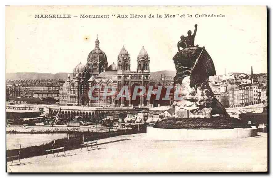 CPA Marseille Monument Aux Heros de la Mer et la Cathedrale