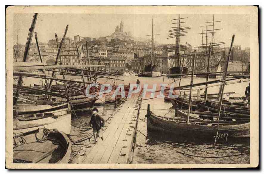 CPA Marseille Bouches du Rhone vue generale sur le Vieux Port et la Ville Bateaux