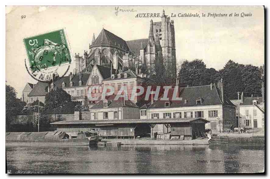 CPA Auxerre La Cathedrale laPrefecture et les Quais