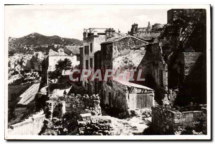 CPA Le Douce France Les Baux Le Vllon de la Fontaine a gauche la voie Romaine