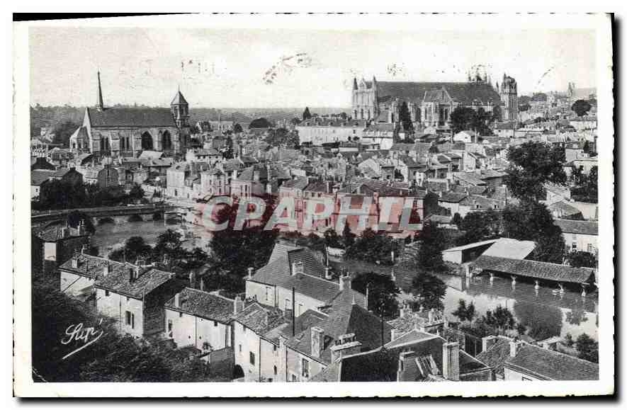 CPA Poitiers Vue generale vers la Cathedrale