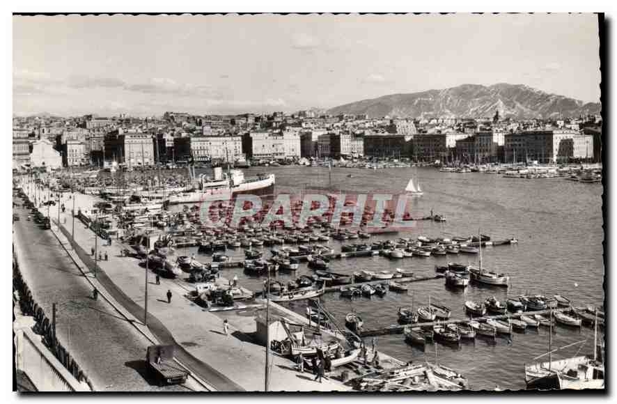 CPA La Carrefour du Monde Marseille Vue generale du Vieux Port