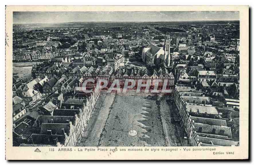 CPA Arras La Petite avec ses maisons de style espagnol Vue panoramique