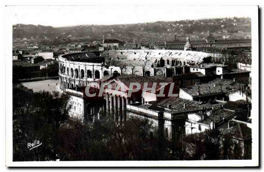 CPA Nimes Gard Vue generale et les Arenes Romaines