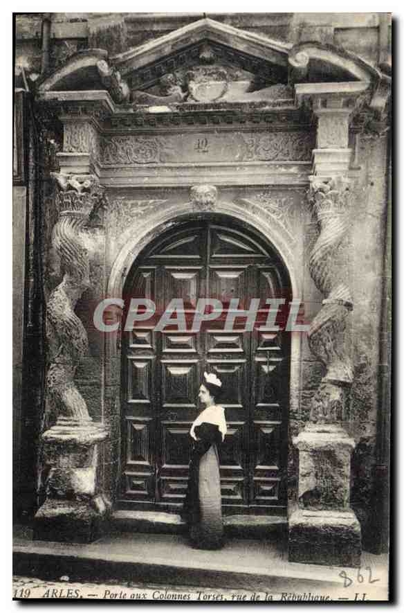 CPA Arles Porte aux Colonnes Torses rue de la Republique 