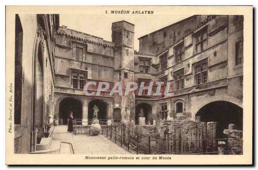 CPA Museon Arlaten Monument gallo romain et cour du Musee