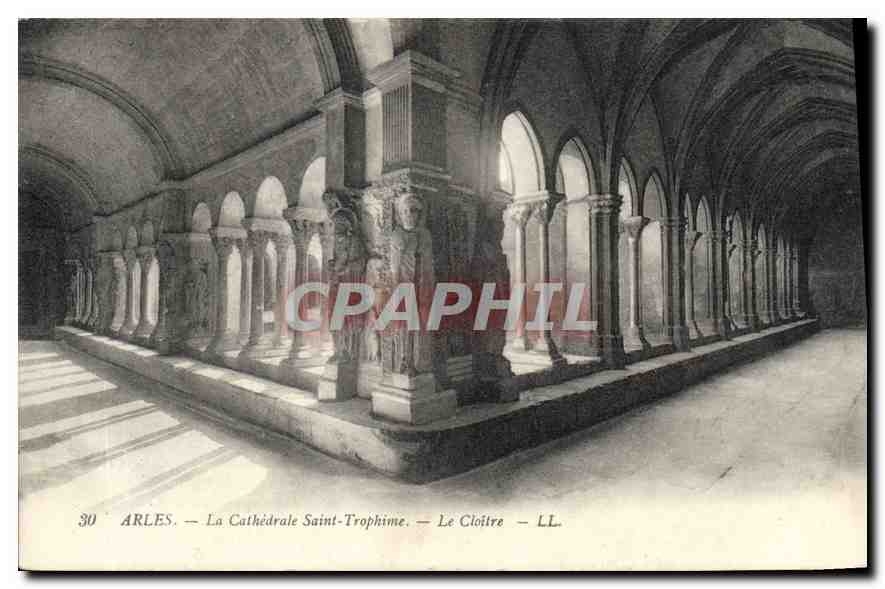 CPA Arles La Cathedrale Saint Trophime Le Cloitre