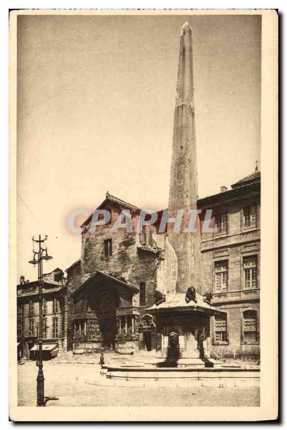 CPA Arles Bouches du Rhone Cathedrale St Trophime L'Obelisque Romain