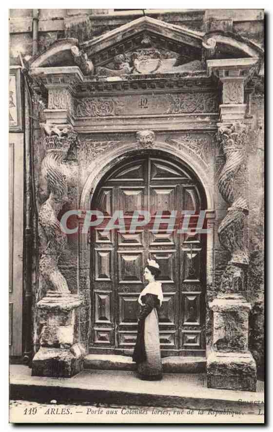 CPA Arles Porte aux Colonnes torses vue de la Republique 