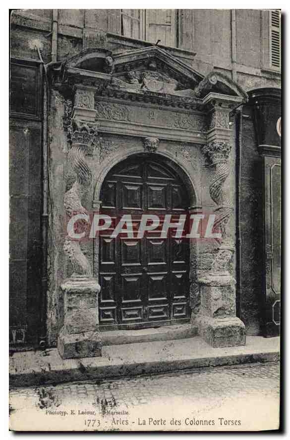 CPA Arles La Porte des Colonnes Torses 