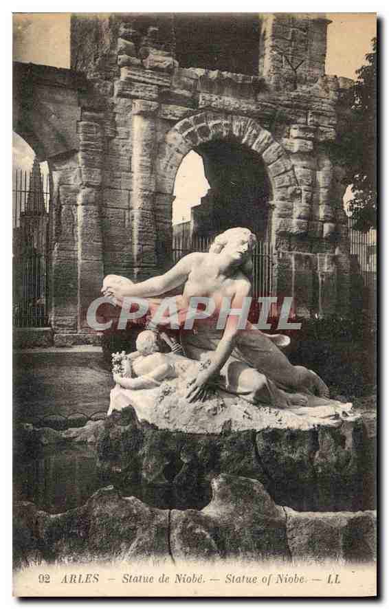CPA Arles Statue de Niobe 