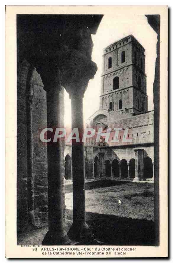 CPA Arles sur Rhone Cour du Cloitre et clocher de la Cathedrale Ste Trophime XII siecle