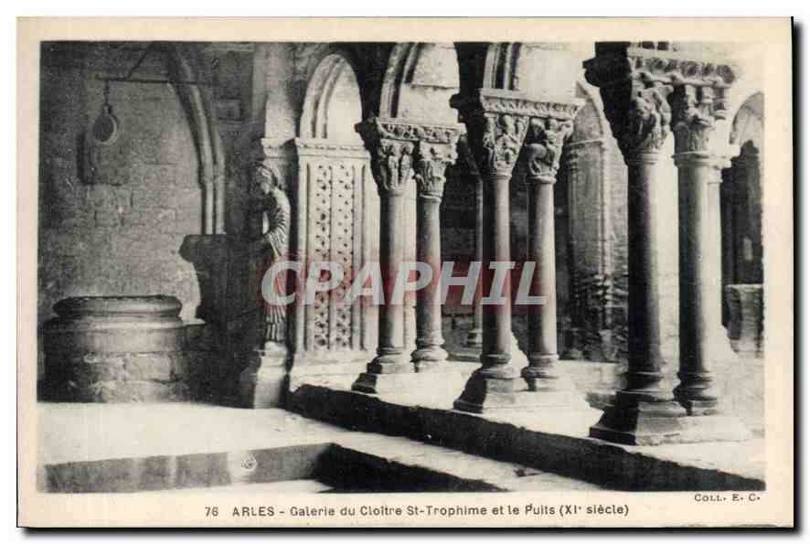 CPA Arles Galerie du Cloitre St Trophime et le Puits XI siecle 