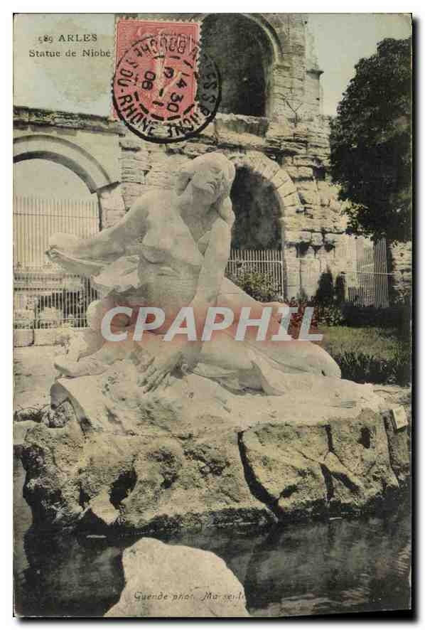 CPA Arles Statue de Niobe 