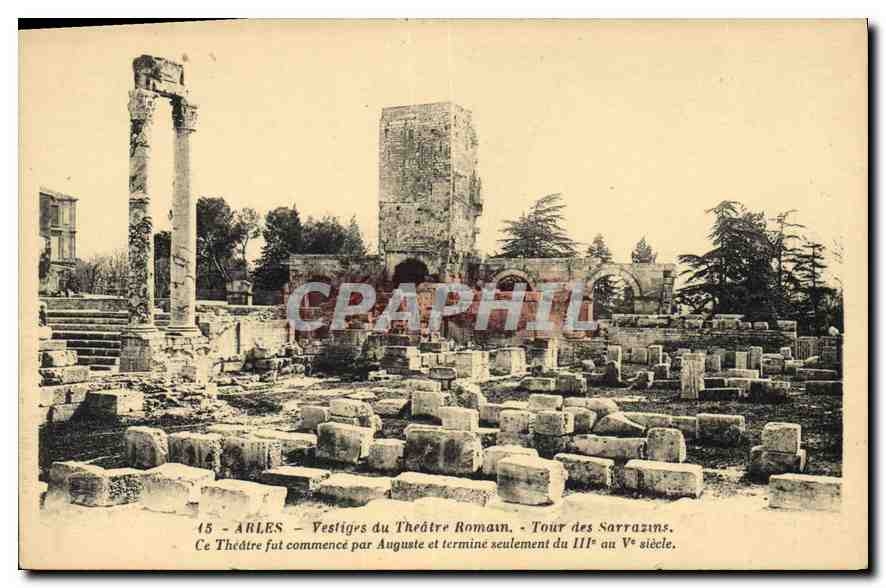 CPA Arles Vestiges du Theatre Romain Tour des Sarrazins 