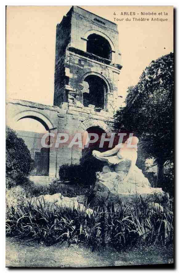 CPA Arles Niobee et la Tour du Theatre Antique 