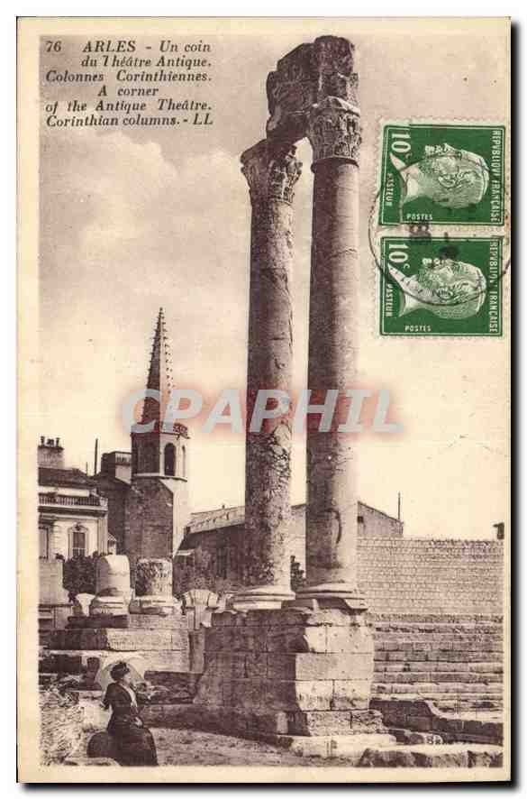 CPA Arles Un coin du Theatre Antique Colonnes Corinthiennes 