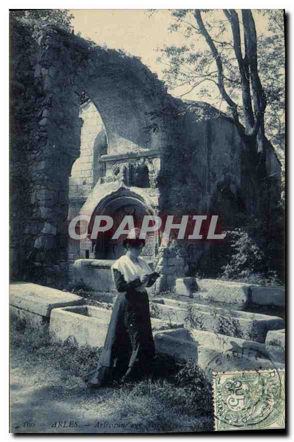 CPA Arles Arlesienne aux Alyscamps