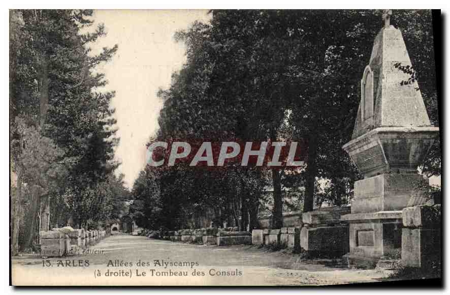CPA Arles Allees des Alyscamps Le Tombeau des Consuls 