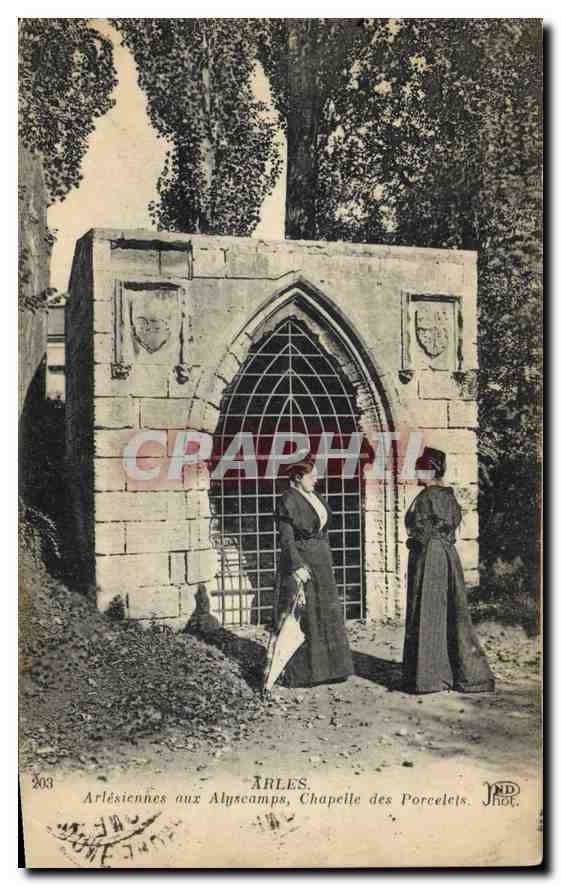 CPA Arles Arlesiennes aux Alyscamps Chapelle des Porcelets 