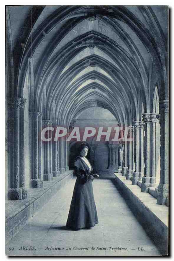 CPA Arles Arlesienne au Couvent de Saint Trophime