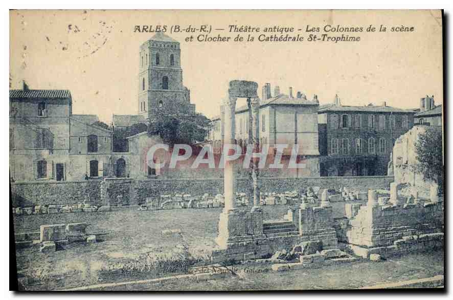 CPA Arles B du R Theatre antique Les Colonnes de la scene et Clocher de la Cathedrale St Trophime