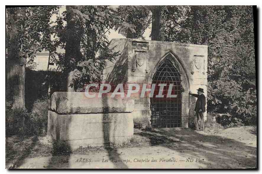 CPA Arles Les Aliscamps Chapelle des Porcetels 