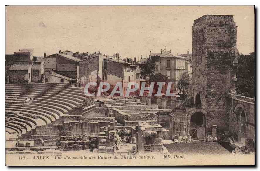 CPA Arles Vue d'ensemble des Ruines du Theatre antique 
