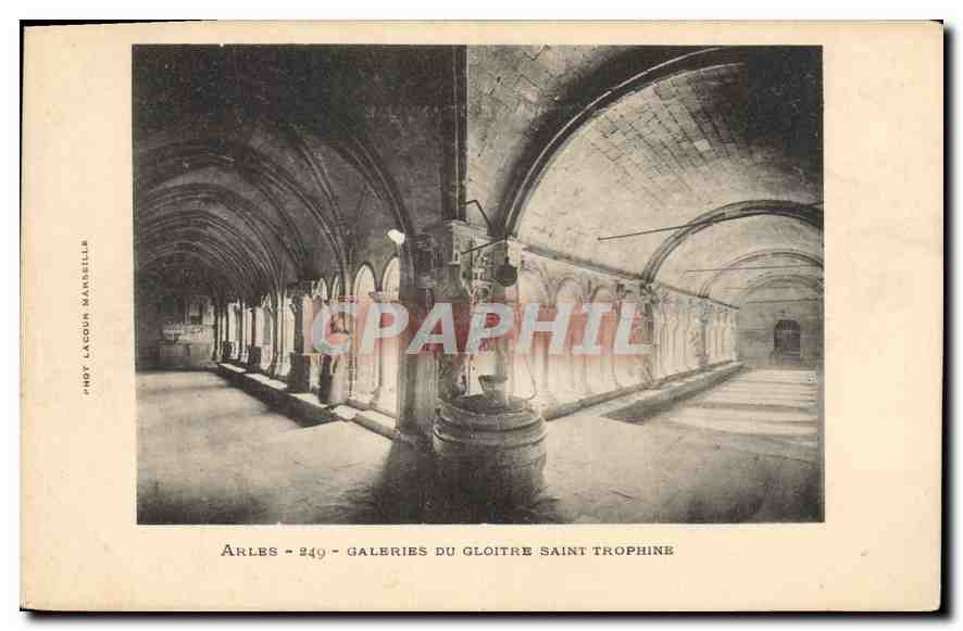 CPA Arles Galeries du Gloitre Saint Trophine 