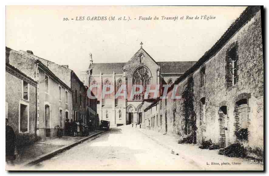 CPA Les Gardes M et L Facade du Transept et Rue de l'Eglise