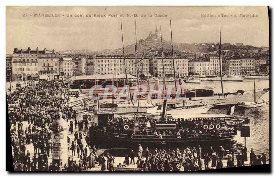 CPA Marseille Un coin du Vieux Port et ND de la Garde Bateaux